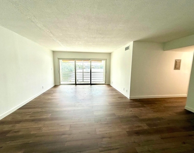 412 Northlake Court - Photo Thumbnail 15