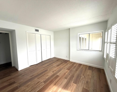 412 Northlake Court - Photo Thumbnail 16