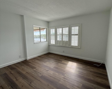 412 Northlake Court - Photo Thumbnail 9