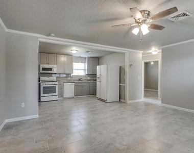 641 Sw 15th Street - Photo Thumbnail 8