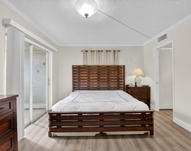 111 Normandy Lane - Photo Thumbnail 3