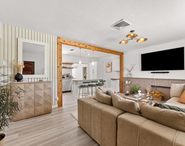 350 Forest Hill Boulevard - Photo Thumbnail 8