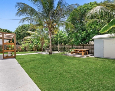 350 Forest Hill Boulevard - Photo Thumbnail 7