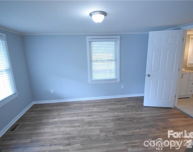 1077 Henderson Street - Photo Thumbnail 9
