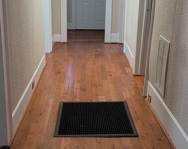 212 E Bell Street - Photo Thumbnail 4
