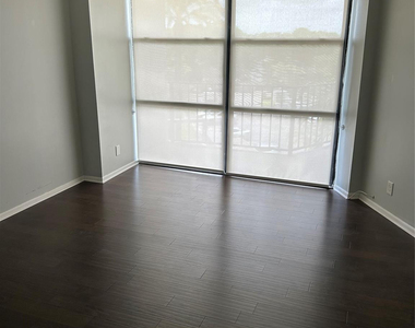 800 Parkview Drive - Photo Thumbnail 8