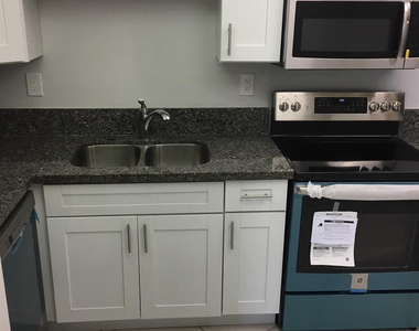 800 Parkview Drive - Photo Thumbnail 11