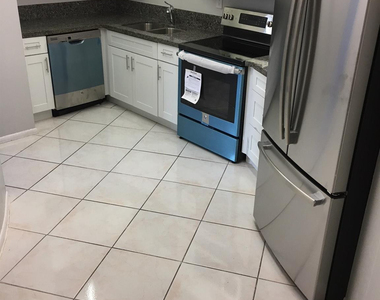 800 Parkview Drive - Photo Thumbnail 10