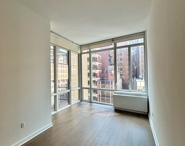 5th Avenue - Photo Thumbnail 1