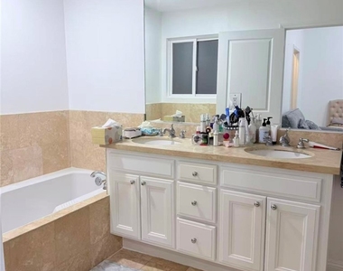 2125 S Bentley Avenue - Photo Thumbnail 20