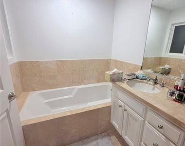 2125 S Bentley Avenue - Photo Thumbnail 21