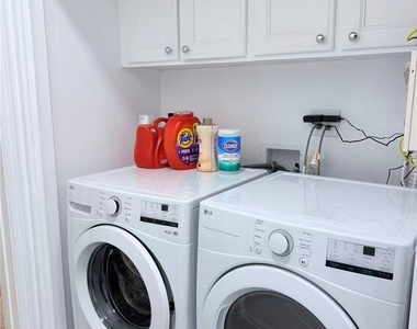 2125 S Bentley Avenue - Photo Thumbnail 13