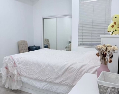 2125 S Bentley Avenue - Photo Thumbnail 15