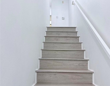 2125 S Bentley Avenue - Photo Thumbnail 11