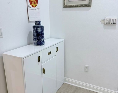 2125 S Bentley Avenue - Photo Thumbnail 2