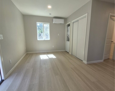 8913 Rathburn Avenue - Photo Thumbnail 7