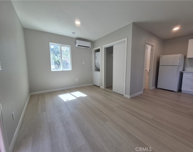 8913 Rathburn Avenue - Photo Thumbnail 4