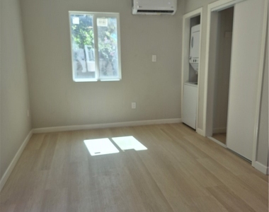 8913 Rathburn Avenue - Photo Thumbnail 6