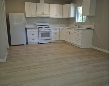 8913 Rathburn Avenue - Photo Thumbnail 3