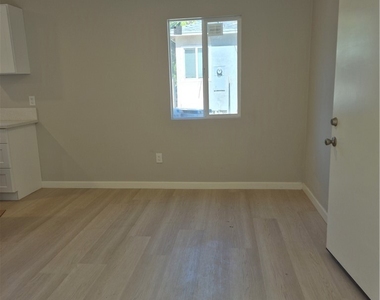 8913 Rathburn Avenue - Photo Thumbnail 12
