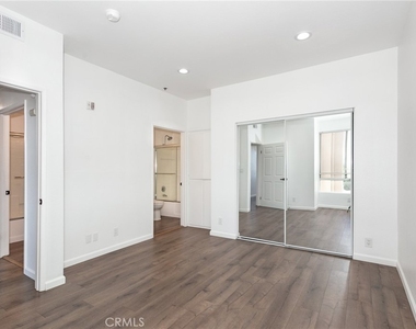 19350 Sherman Way - Photo Thumbnail 13