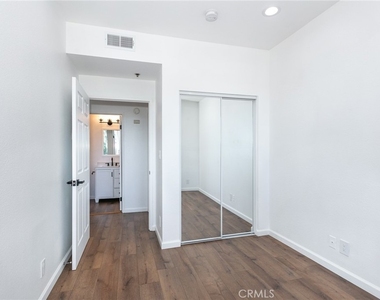 19350 Sherman Way - Photo Thumbnail 12