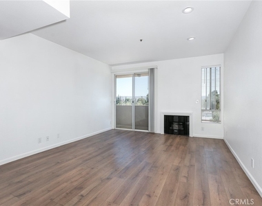 19350 Sherman Way - Photo Thumbnail 7