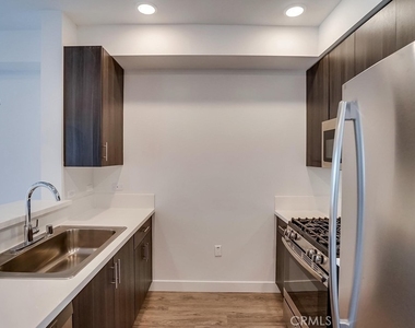 6015 Woodman Avenue - Photo Thumbnail 3
