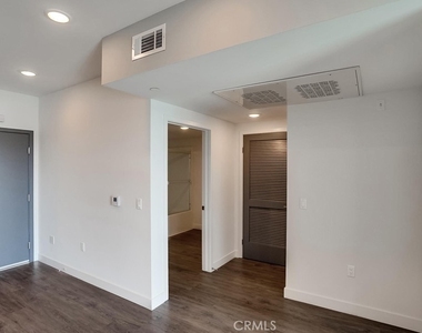 6015 Woodman Avenue - Photo Thumbnail 13