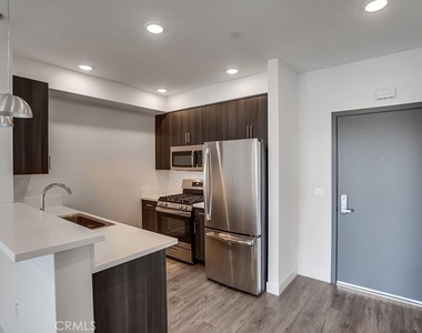 6015 Woodman Avenue - Photo Thumbnail 1