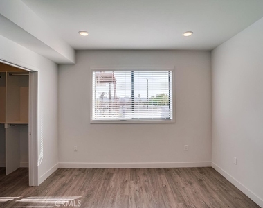 6015 Woodman Avenue - Photo Thumbnail 18