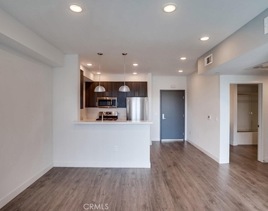 6015 Woodman Avenue - Photo Thumbnail 9
