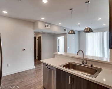 6015 Woodman Avenue - Photo Thumbnail 6