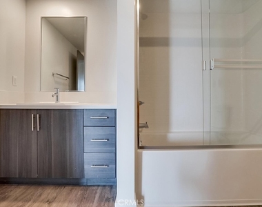 6015 Woodman Avenue - Photo Thumbnail 25