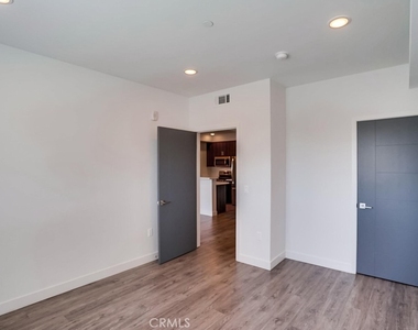 6015 Woodman Avenue - Photo Thumbnail 20