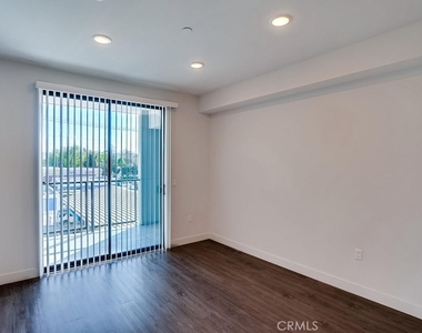 6015 Woodman Avenue - Photo Thumbnail 10