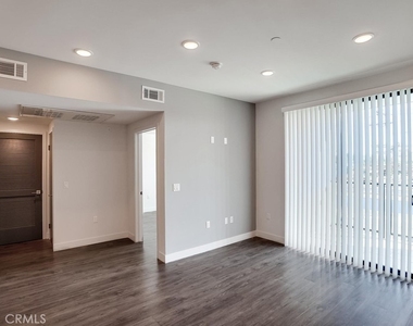 6015 Woodman Avenue - Photo Thumbnail 12