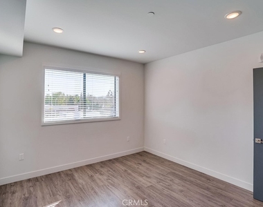 6015 Woodman Avenue - Photo Thumbnail 17
