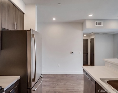 6015 Woodman Avenue - Photo Thumbnail 5