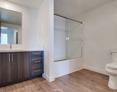 6015 Woodman Avenue - Photo Thumbnail 24
