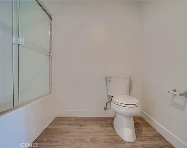 6015 Woodman Avenue - Photo Thumbnail 26