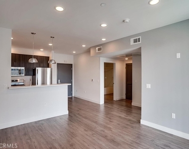 6015 Woodman Avenue - Photo Thumbnail 8