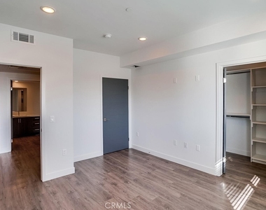 6015 Woodman Avenue - Photo Thumbnail 19