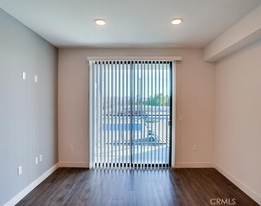 6015 Woodman Avenue - Photo Thumbnail 11