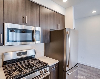 6015 Woodman Avenue - Photo Thumbnail 4