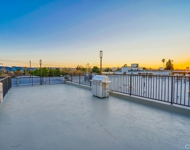 6015 Woodman Avenue - Photo Thumbnail 30