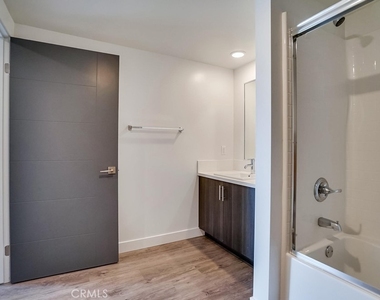 6015 Woodman Avenue - Photo Thumbnail 27