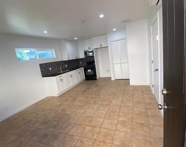 19807 Blythe Street - Photo Thumbnail 4
