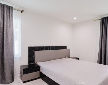 16155 Hamlin Street - Photo Thumbnail 12