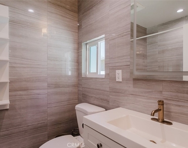 16155 Hamlin Street - Photo Thumbnail 15